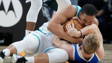 Hornets’ Grant Williams injures right knee late in 4th quarter in loss at Milwaukee