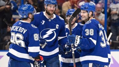 Hagel ties NHL record with 4 assists in 1st period, Lightning beat Avalanche 8-2