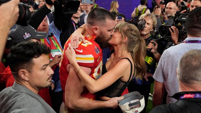 Taylor Swift spends Black Friday amid sea of red as boyfriend Travis Kelce’s Chiefs face the Raiders