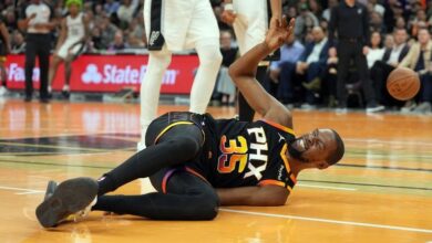 Booker scores 29 and Suns lose Durant to ankle injury in 104-93 win over Spurs