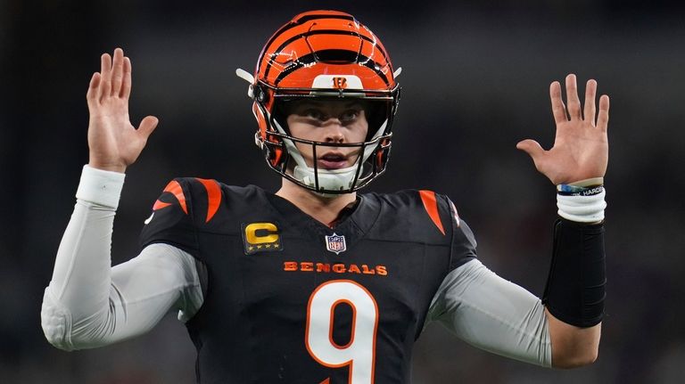 Joe Burrow believes Bengals can keep receiver Tee Higgins, and he’s willing to help