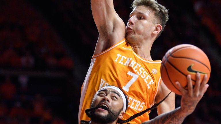 Gainey scores at the buzzer, No. 1 Tennessee’s season-opening win streak hits 10 in win over Illini