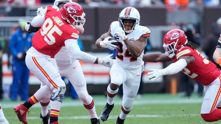 Browns running back Chubb breaks foot in another setback after his season-ending knee injury in ’23