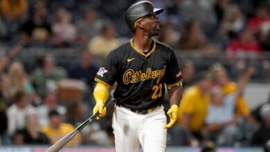 Andrew McCutchen signs 1-year, -million deal to stay with the Pittsburgh Pirates, AP source says