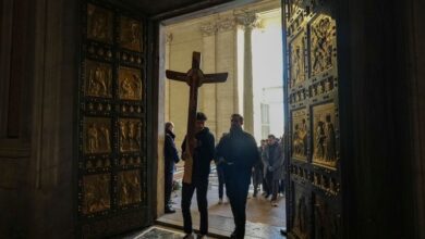 Pilgrims traverse Vatican Holy Door as Christmas marks the start of the 2025 Holy Year