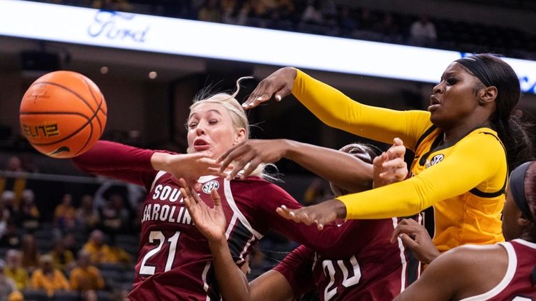 Fulwiley scores 17, No. 2 South Carolina uses 17-0 second-half run to beat Missouri, 83-52