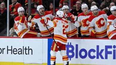 Pelletier scores twice as the Flames cruise to 5-2 win over the Blackhawks