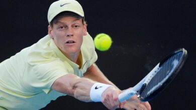 Defending champ Jannik Sinner gets back to the fourth round at the Australian Open