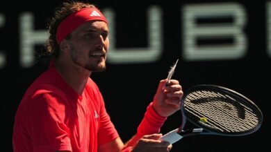 Zverev complains when a feather delays play at the Australian Open