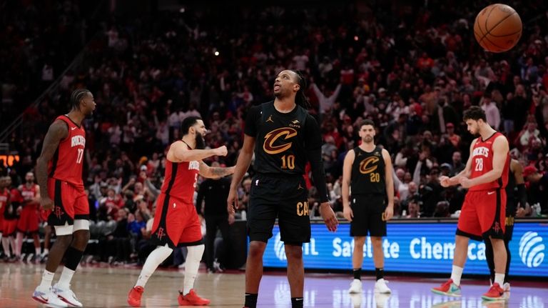 Sengun makes late free throws and Garland misses 2 as Rockets outlast Cavs, 109-108