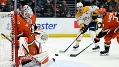 Mason McTavish has 2nd straight 2-goal game as Ducks snap Predators’ 5-game winning streak, 5-2