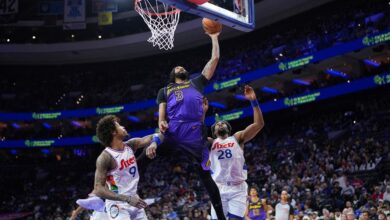 Lakers forward Anthony Davis exits against 76ers with abdominal muscle strain