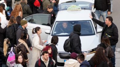 Serbian cabbies rally to bring home Belgrade students fighting against corruption