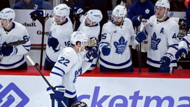 Robertson scores 2 goals in the 2nd period as the Maple Leafs beat the Blackhawks 5-2