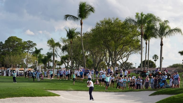 Jake Knapp hangs on to the lead with more than a dozen players in the mix at Cognizant Classic