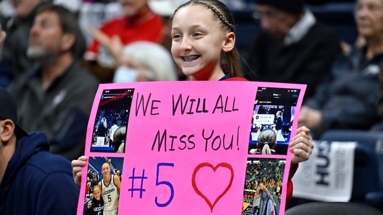 Paige Bueckers stars in final regular-season game as No. 5 UConn rolls past Marquette 92-57