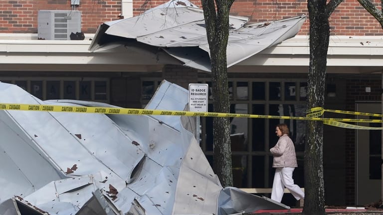 Powerful US storms create blizzard conditions and threaten to spawn more tornadoes