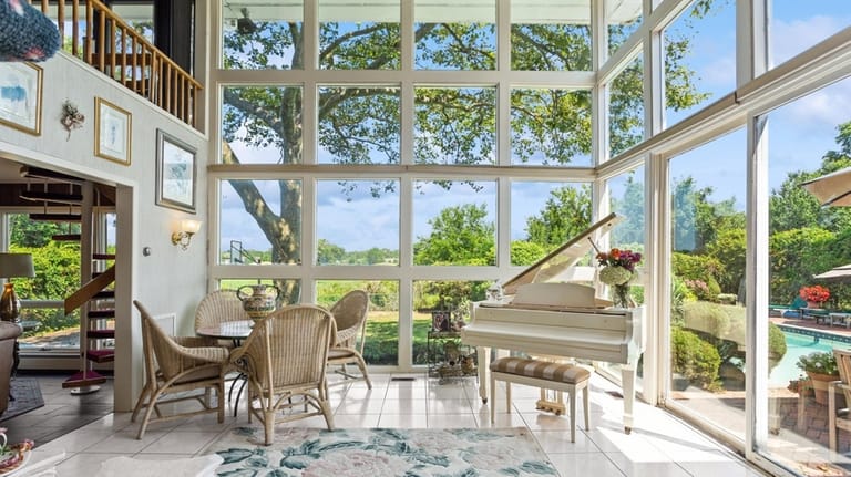 Hewlett Harbor house for sale has Seawane Club views, ‘tremendous windows’ Hewlett Harbor house for sale has Seawane Club views, ‘tremendous windows’