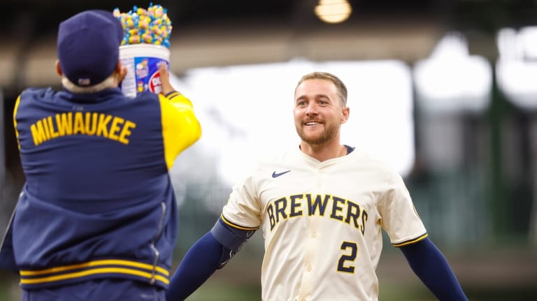 Turang’s bunt drives in winning run in the 11th, Brewers beat the Royals 3-2
