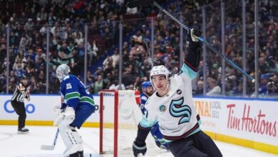 Joey Daccord makes 25 saves in the Kraken’s 5-0 victory over the Canucks