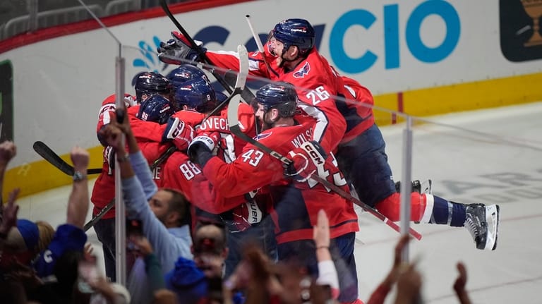 Ovechkin scores twice to tie Gretzky’s NHL goals record at 894 as the Capitals beat the Blackhawks