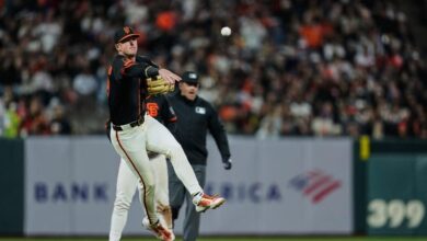 Chapman receives his Gold Glove Award and then leads Giants past Mariners 4-1 with his bat
