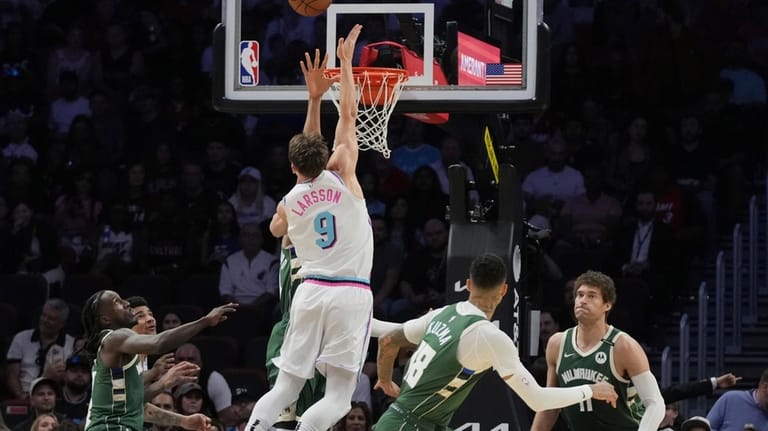 Antetokounmpo’s 2nd straight triple-double lifts Bucks over Heat in OT, 121-115 Antetokounmpo’s 2nd straight triple-double lifts Bucks over Heat in OT, 121-115