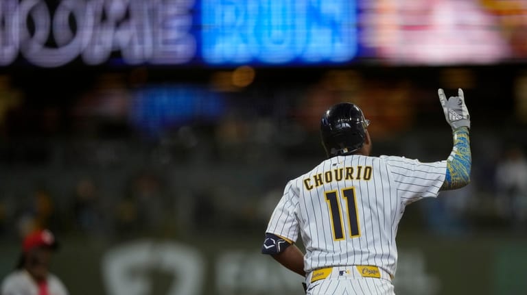 Chourio and Patrick lead the Brewers to an 8-2 win over the Reds Chourio and Patrick lead the Brewers to an 8-2 win over the Reds