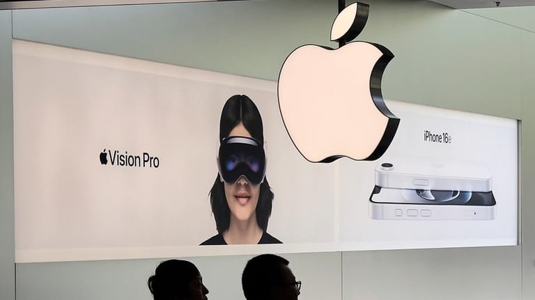 Apple has few incentives to start making iPhones in U.S., despite Trump’s trade war with China