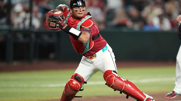 Gurriel hits winning sacrifice fly as Diamondbacks score 5 in 9th to stun Brewers 5-4 Gurriel hits winning sacrifice fly as Diamondbacks score 5 in 9th to stun Brewers 5-4